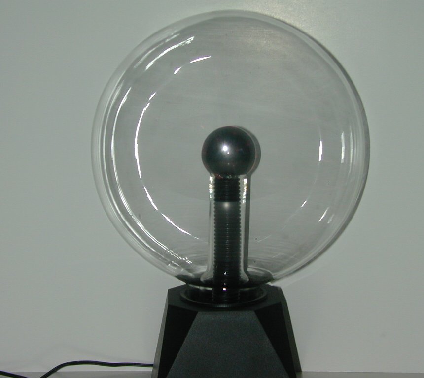 Apagada: se ve el electrodo central, una bola metálica sobre una columna.