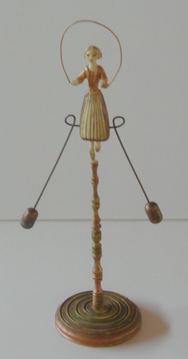 Niña de la comba y payaso (tentetiesos con contrapesos)