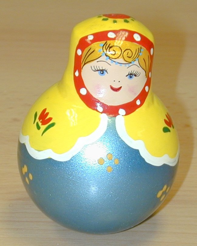 Tentetieso pintado con figura de mujer.